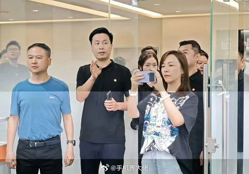 Xiaomi 16 Pro Max lộ hình ảnh màn hình phụ ở mặt lưng